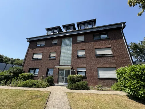 Helle 2-Zimmer-DG-Wohnung mit Garage und Balkon in Moers-Asberg/Grenze Schwafheim