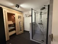 Wellnessraum mit Dusche ...