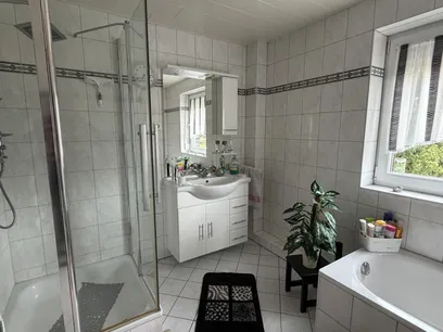 Badezimmer mit Dusche und...