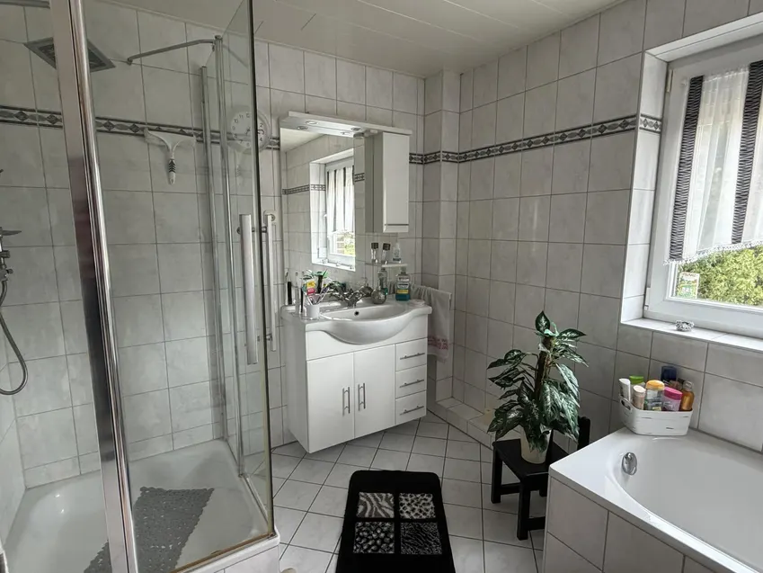 Badezimmer mit Dusche und...