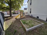 Kinderspielbereich neben dem Haus