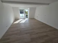 Wohnzimmer mit offener Küche