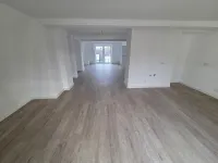 Wohnzimmer mit offener Küche
