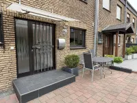 Hauseingang mit zweiter Terrasse