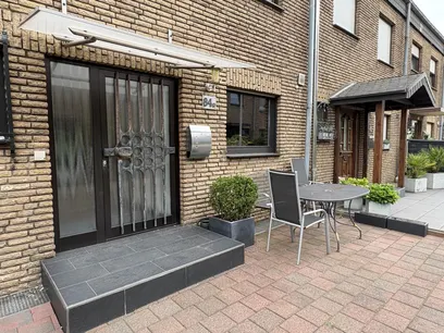 Hauseingang mit zweiter Terrasse