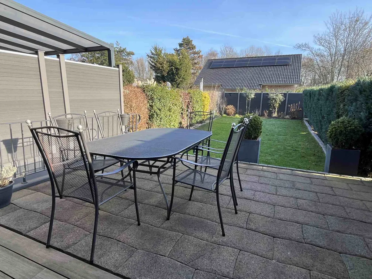 Blick von der Terrasse in den Garten
