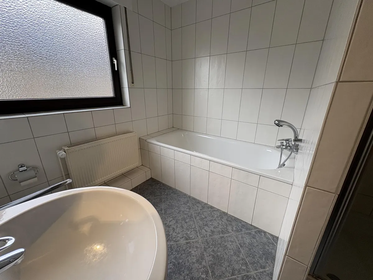 Badezimmer mit Wanne...