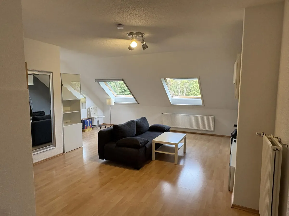 geräumiger Studioraum im DG