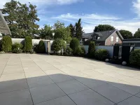 Terrasse mit "Mäuerchen"