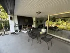 Überdachte Terrasse mit Grill