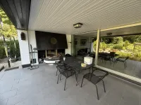 Überdachte Terrasse mit Grill