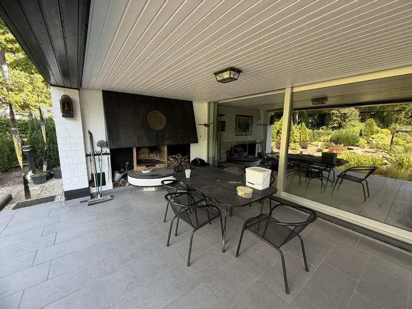 Überdachte Terrasse mit Grill