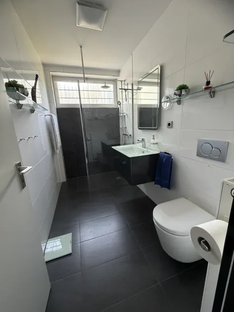 Zwei Kinder-/Gästebäder + G-WC