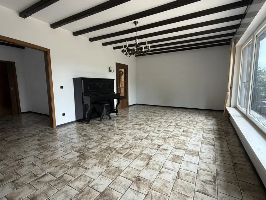 Wohnzimmer m. angr. Essplatz
