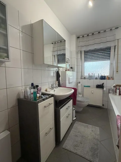 Bad mit Dusche und Wanne