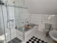 ... mit Wanne und Dusche