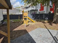 kleiner, hauseigener Spielplatz