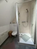 ... mit Dusche im DG