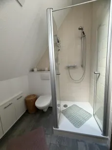 mit Dusche im DG