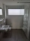 Badezimmer mit Fenster ...