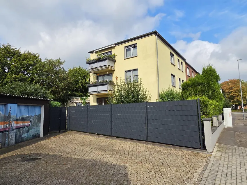 Hausansicht, Garage und Stellplatz