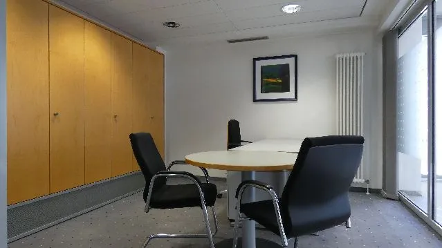 Einzelbüro OG mit Blick in den Verkaufsraum