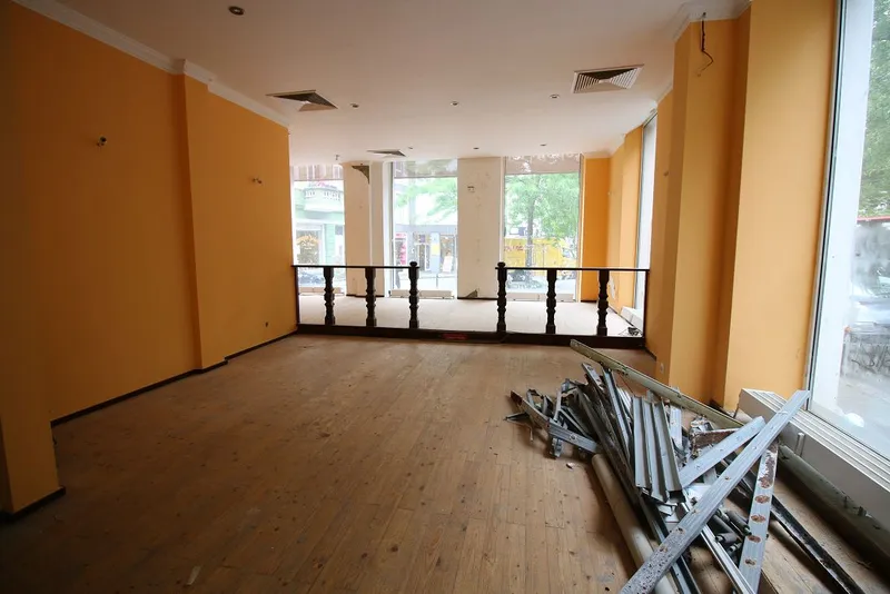 Gewerbeeinheit rechts