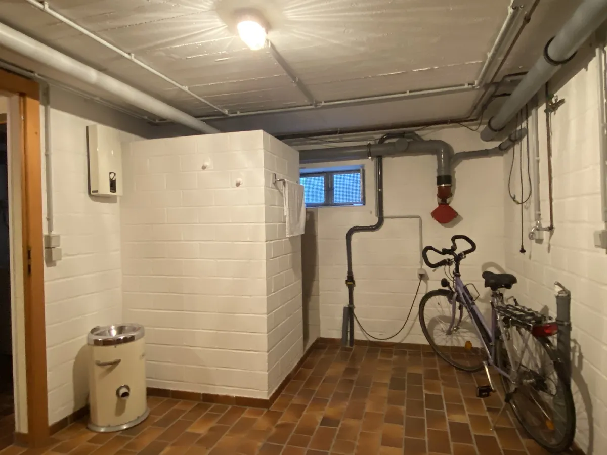 Keller mit Dusche und Außentür
