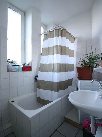 Tageslichtbad mit Wanne