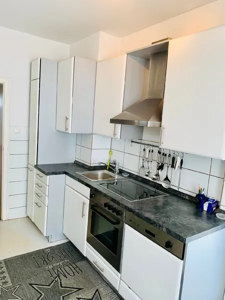 Küche mit Einbauküche