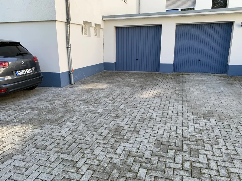 Garage und Stellplatz EUR 200,-