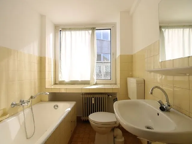 Tageslichtbad mit Wanne