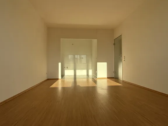 Wohnzimmer mit offener Küche