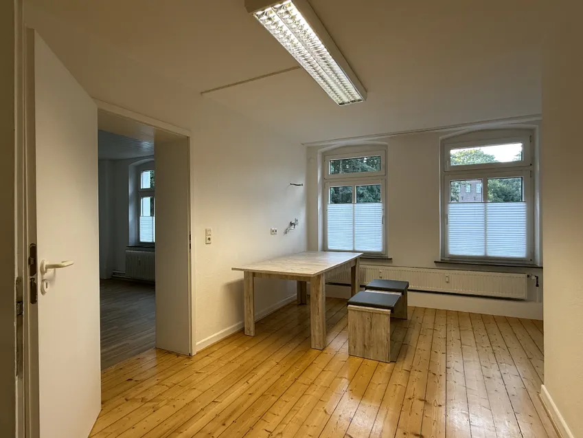 Gewerbe EG links Büro