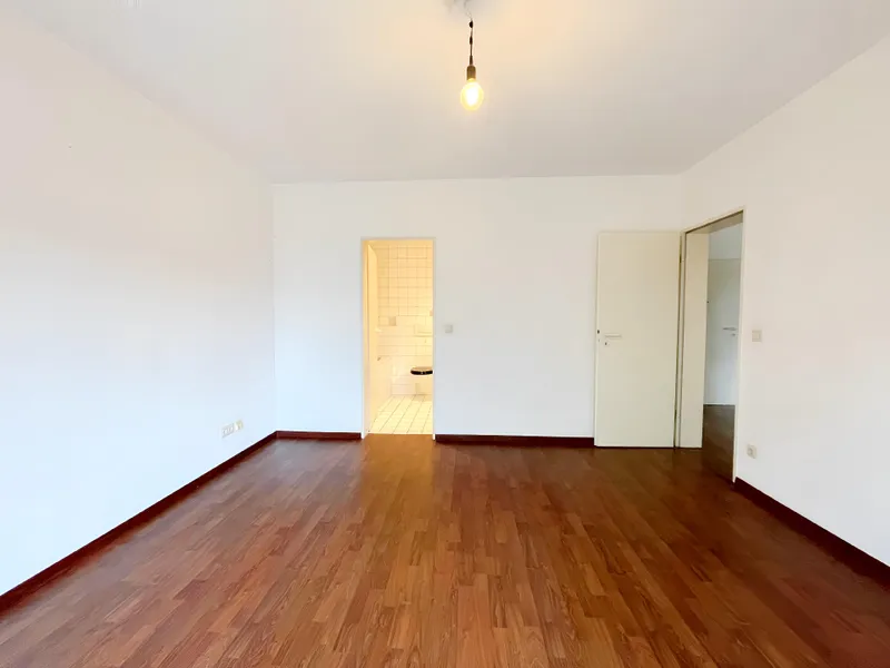 HELLE 2-ZIMMERWOHNUNG MIT GROßEM BALKON ZU MIETEN! - Photo 3
