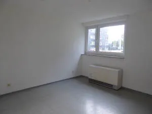 Wohnzimmer mit Zugang zum Balkon