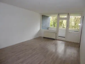 Wohnzimmer mit Zugang zum Balkon