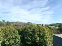 Wohnzimmer mit Zugang zum Balkon