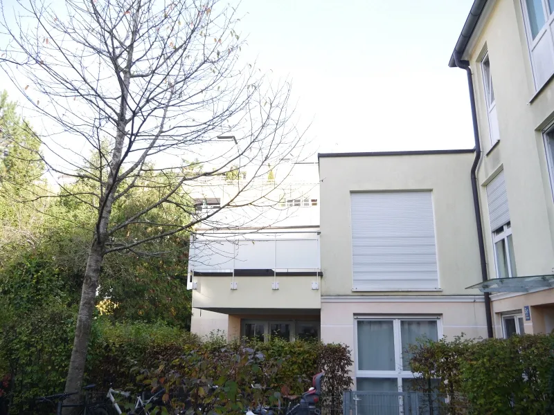 Absolut ruhige und großzügige 2 Zimmer-Dachterrassen-Wohnung (vermietet) Nähe Harras