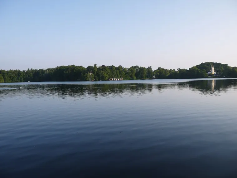 Best-Lage direkt am See – außergewöhnliche und absolut ruhige 1,5 Zimmer-DG-Wohnung