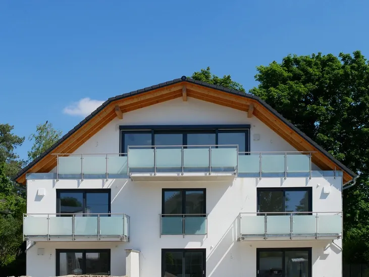 Wie ein EFH – nur oben drauf – ERSTBEZUG absolut ruhige 4 Zim.-Dachterr.-Penth.-Whg. an kleinem Park