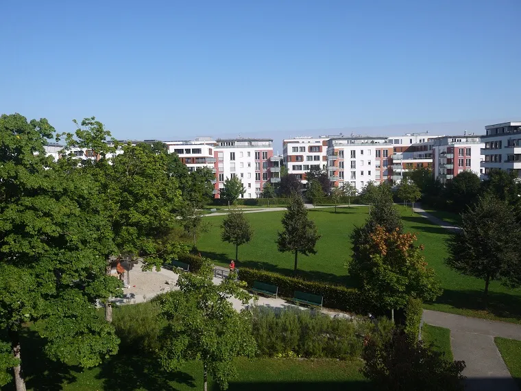 Absolut ruhige 3 Zimmer-Wohnung in Süd – West Lage mit großem Balkon direkt am Park