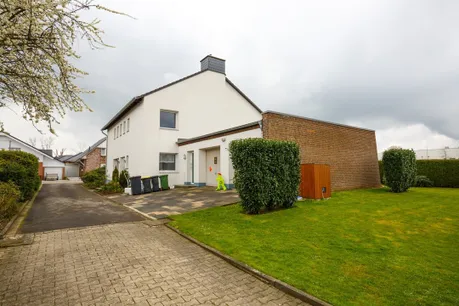 Doppelgarage am Haus