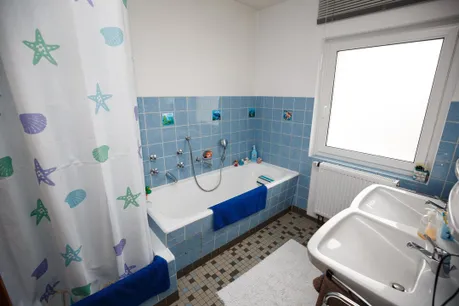 Bad mit Wanne und Dusche