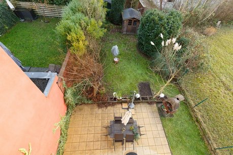 Garten mit Terrasse + Häusche