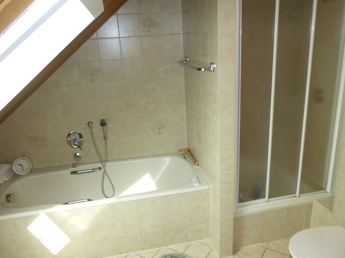 Bad Obergeschoss mit Wanne und Dusche