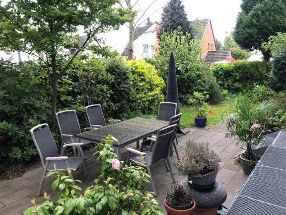 Terrasse mit kleinem Garten