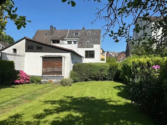 Ansicht mit Wirtschaftsgebäude/Garage