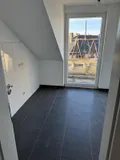 Küche mit Ausgang zum Balkon