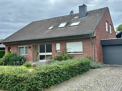 Ansicht mit Garage